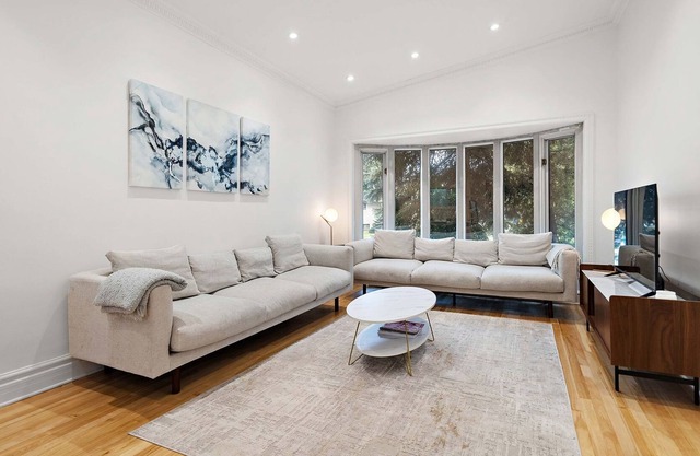 High end full house sleeps 16. 3 bathrooms. Private Terrace and backyard