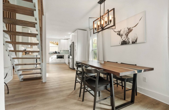 High End Hygge Scandi Cottage, convenient to Country Club Plaza and Westport