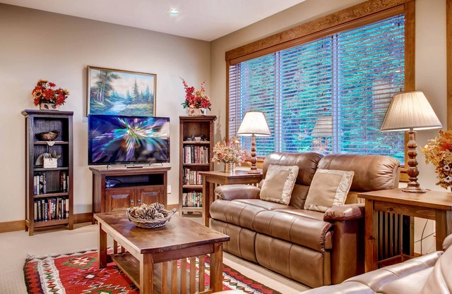 High-end ski-in/ski-out home with private hot tub, sauna, & room for everyone
