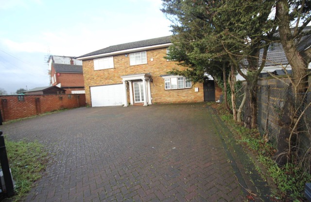 High Gables House -A Spacious Four Bedroom home located in Uxbridge.