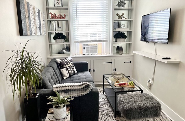 ❤️High-Line Harbor Flat 2 BD | Train🚊 | Harbor Point Access | 40 Minutes to NYC🗽