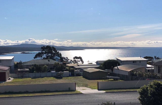HIGH ON PACIFIC Luxury Beach House Binalong Bay - waterviews