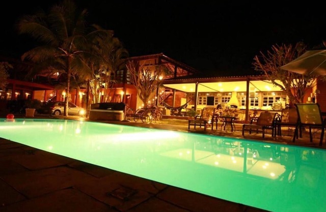 High standard country house, 8 luxury suites, swimming pool, lake, sports courts.