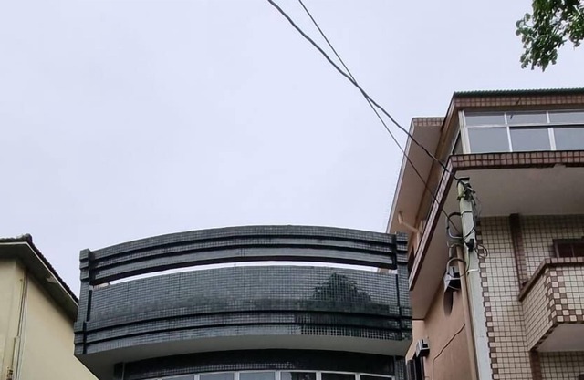 High superimposed house with 03 rooms and all with suites