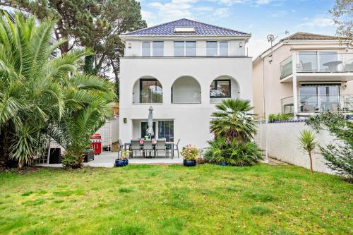 High Tides Elegant & Modern 4-Bedroom Villa in Sandbanks
