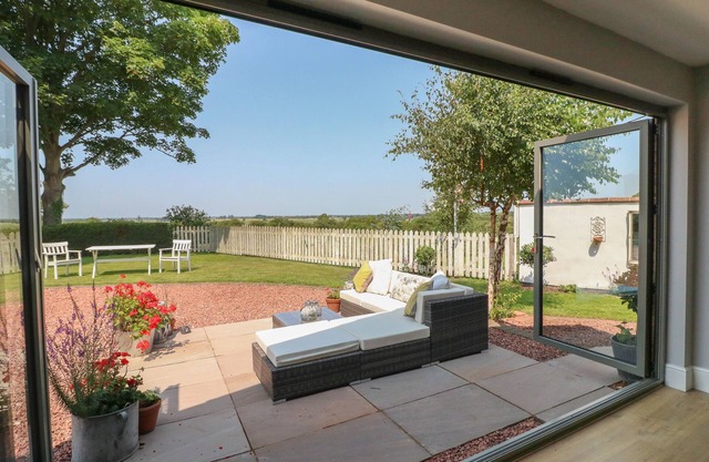 HIGHFIELD COTTAGE, pet friendly, country holiday cottage in Misterton