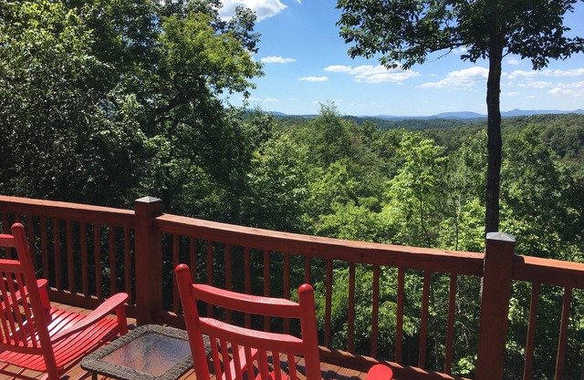 HighlandHouse - beautiful long range mountain views, pet friendly