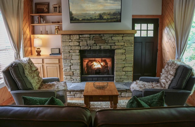 Highlands, NC - Cozy fireplace 3 min to posh Main Street, or majestic Dry Falls!