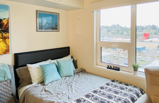 Highrise Studio w/ views and nearby shopping