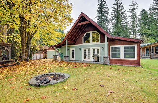Hike, Fish & Swim: Packwood Home on Golf Course!