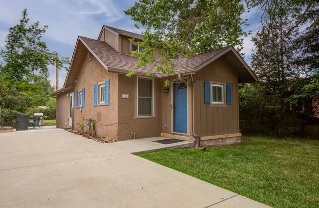 Hiker's Hideaway- Cozy 3B bungalow with hot tub in gorgeous Palmer Lake!