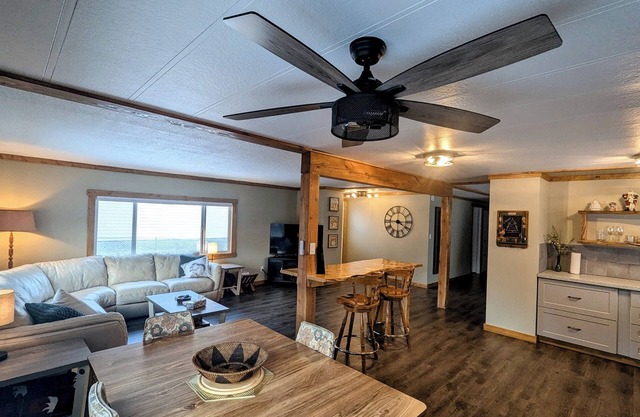 Hillcrest Hideaway: Spacious Mountain View Oasis