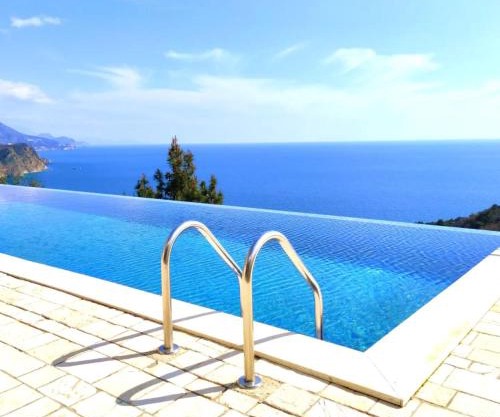 Hillside Apartment with Infinity Pool and Sea View