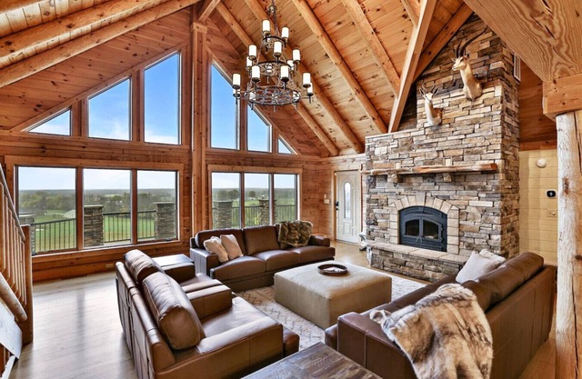 Hillside Cabin w/Slps 20+ 11BD 3BA Fireplace & Hot Tub