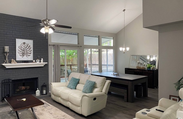 Hillside Family Home! Close to Everything! Pet Friendly/child friendly!