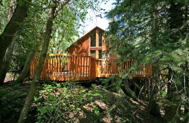 HILLSIDE HIDEAWAY * GREAT FAMILY RETREAT* HOT TUB, SAUNA, KIDS LOFT