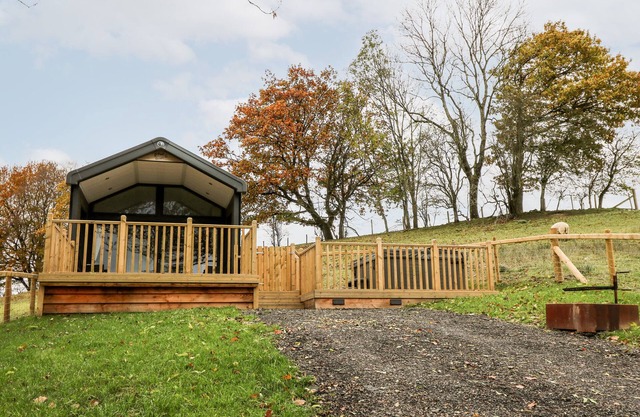 HILLSIDE LODGE, with hot tub in Rhayader