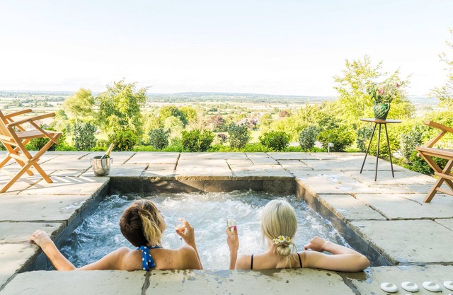 Hillside Luxury Cottage and Spa by The Three Daggers