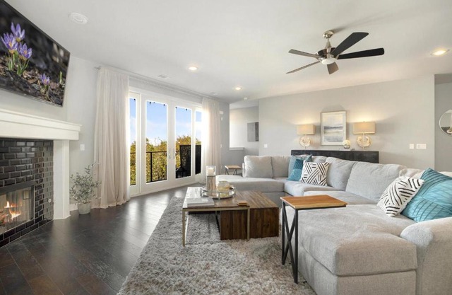 Hilltop Haven - Located in the HEART of Fayetteville - FIVE Minutes from DT and U of A!