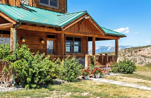 Hilltop haven with 360º views, hot tub, fireplace
