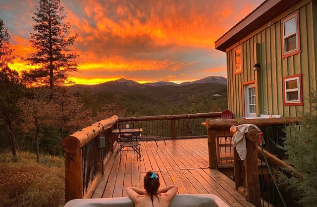 Hilltop Hideaway - Amazing Views, w/ hot tub and Pet Friendly!