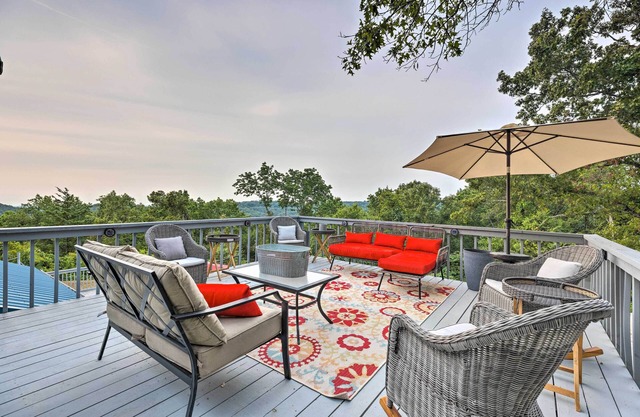 'Hilltop Hideaway' Branson Home w/Trampoline!