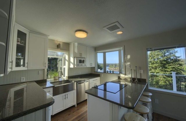Hilltop Lake View with Nature all around