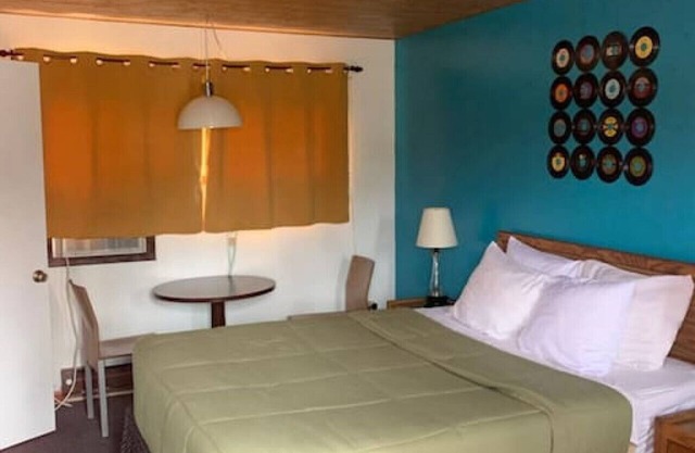 Hilltop Lodge Standard Queen - Room 102
