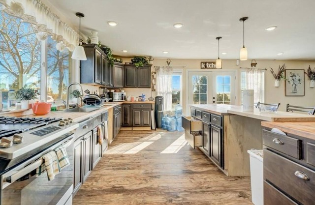 Hilltop Ranch Style Home with Gorgeous View for Big Groups, Retreats, Events OK