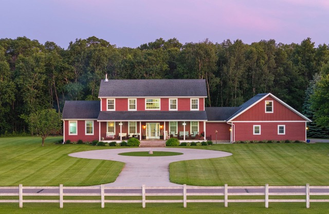 Hilltop Retreat! Pool&HotTub|Large Families|Trails