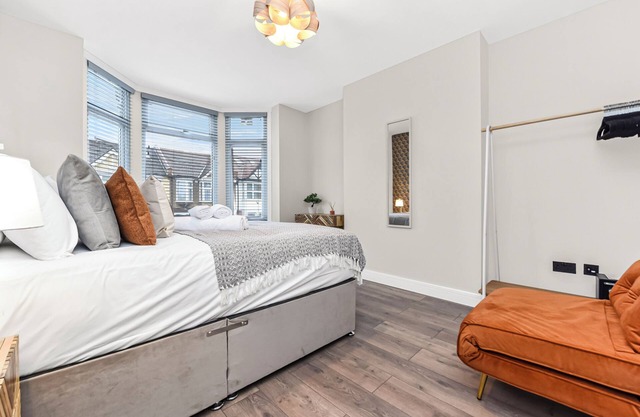 Hip & Happening: 4BR Urban Gem for Large Groups