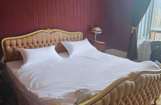 Hip, neo-Victorian style character flat, cool coffee shops & close to transport.
