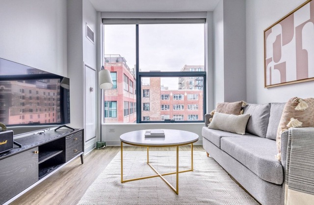 Hip West Loop Studio w/Gym & Pool in heart of Greektown, by Blueground