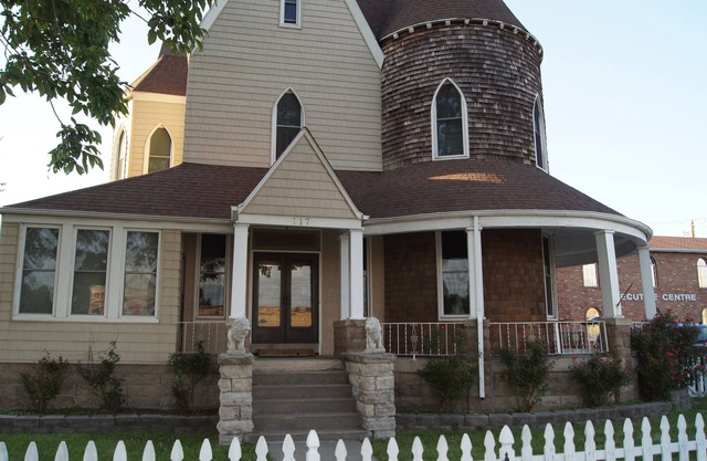 Historic 130 Year Old near downtown Sedalia - great for families or groups
