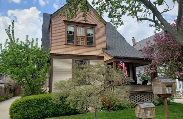 Historic 1875 Victorian-Pear Tree Manor - close to downtown, Lake Huron, & river