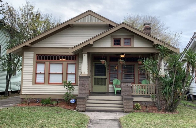HISTORIC 1924 HOME - DOG FRIENDLY - WALK TO BEACH!