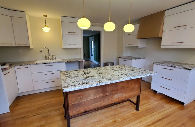 Historic 2-bedroom house, walk to restaurants and bars downtown.