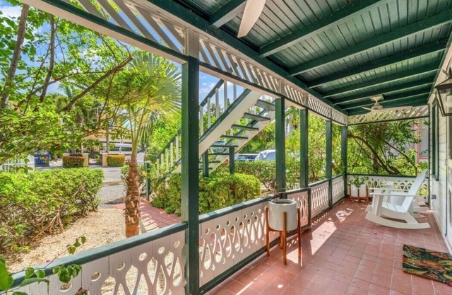 Historic Boggy Sand Wood Cottage with Pool & Private Seven Mile Beach Access