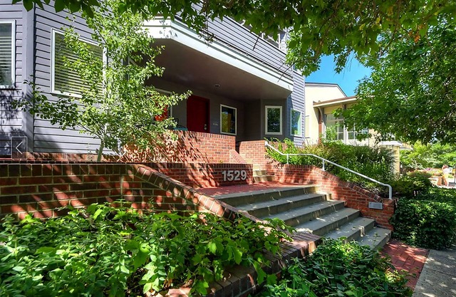 Historic Boulder 2 Bdrm, 2 Bath, Rooftop Deck, Mtn View, 1 Blk to Pearl St Mall