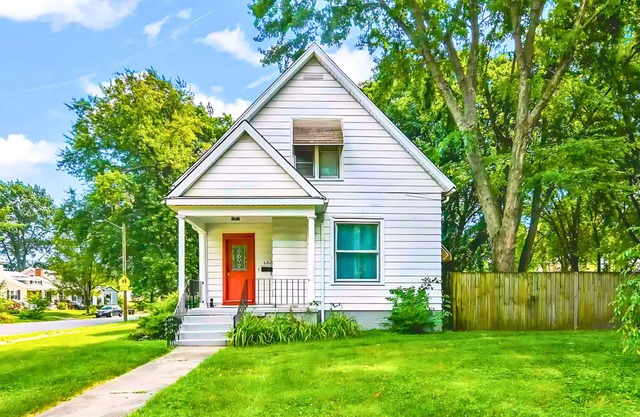 Historic Bungalow: For Groups & Families Sleeps 11
