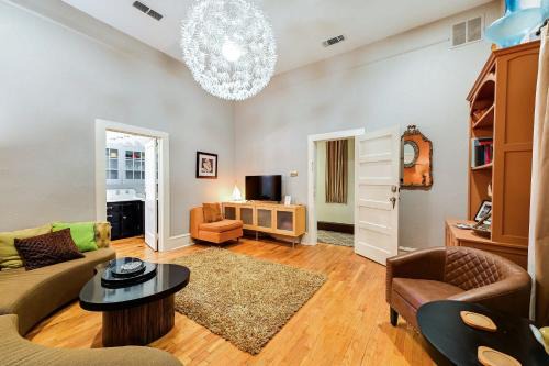 Historic Decatur Apt with City Square Views