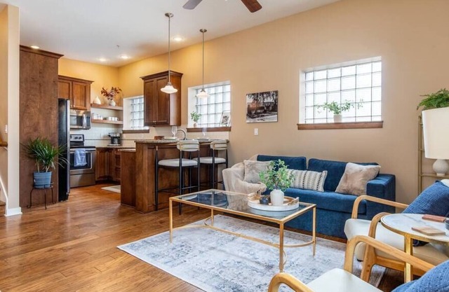 Historic Downtown | 1BD Full Apt