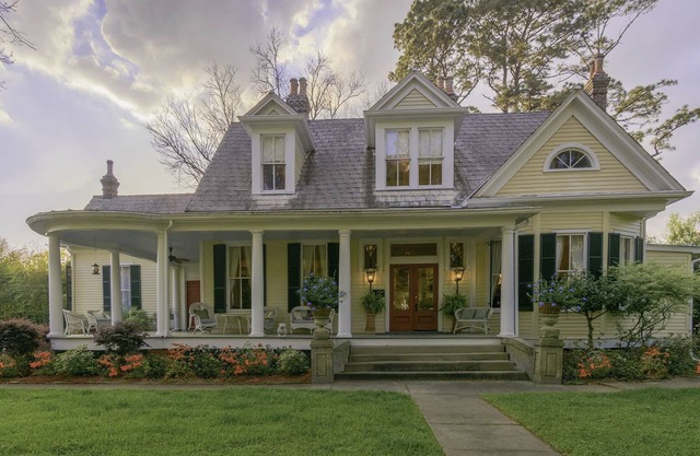 Historic Home on Mississippi River with Live Oaks 2 minutes from Main Street!