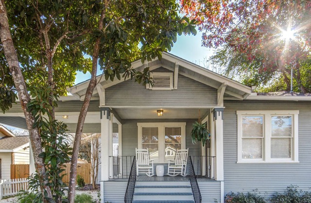 Historic Home on Quiet Street Minutes from The Pearl, Zoo, Alamo and Riverwalk