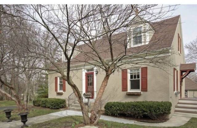 Historic home steps from downtown St. Charles & Pet Friendly!