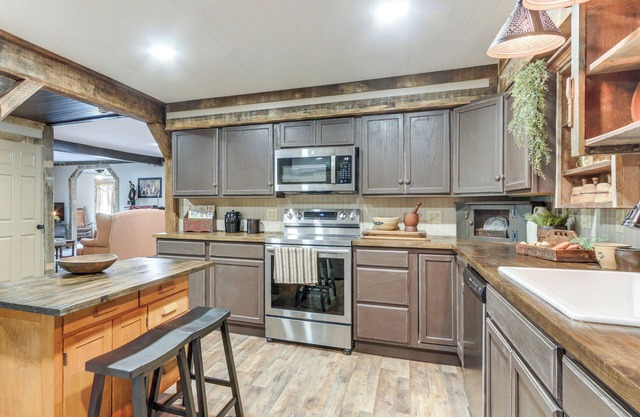 Historic Home w/Mountain Views in Dry Run