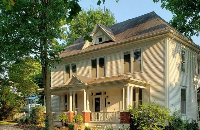 Historic House walking distance to Ozark Square and restaurants