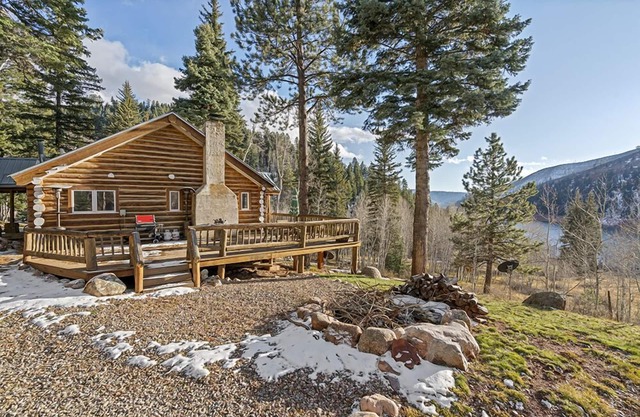 Historic Log Cabin, Incredible Lake Views, Pet Friendly!