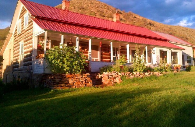 Historic Log Ranch-House Joining 1000's of Acres of Public Land