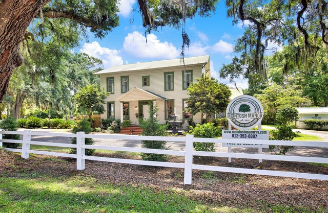 Historic McIntosh Manor